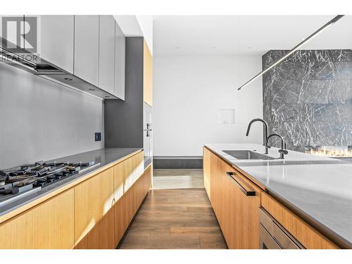 3985 Beachview Drive, West Kelowna, BC - Indoor Photo Showing Kitchen