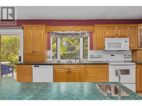 1980 Ethel Street, Kelowna, BC - Indoor Photo Showing Kitchen With Double Sink