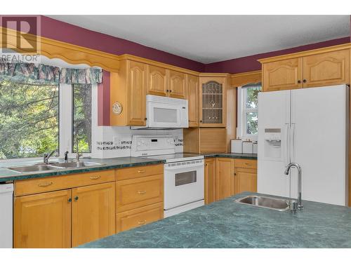 1980 Ethel Street, Kelowna, BC - Indoor Photo Showing Kitchen With Double Sink