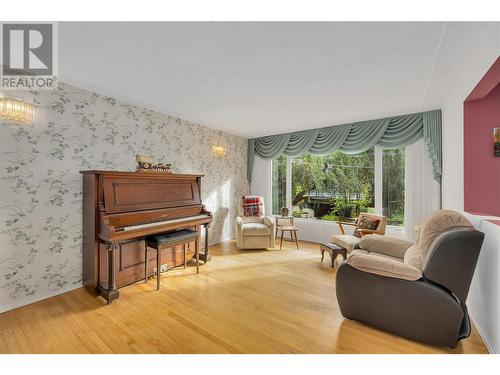 1980 Ethel Street, Kelowna, BC - Indoor Photo Showing Living Room