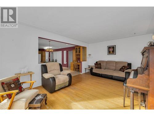 1980 Ethel Street, Kelowna, BC - Indoor Photo Showing Living Room