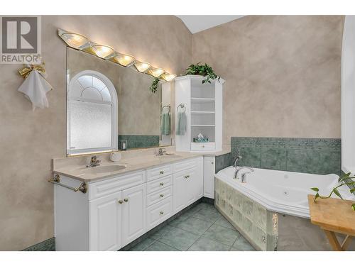 1980 Ethel Street, Kelowna, BC - Indoor Photo Showing Bathroom