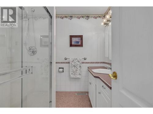 1980 Ethel Street, Kelowna, BC - Indoor Photo Showing Bathroom