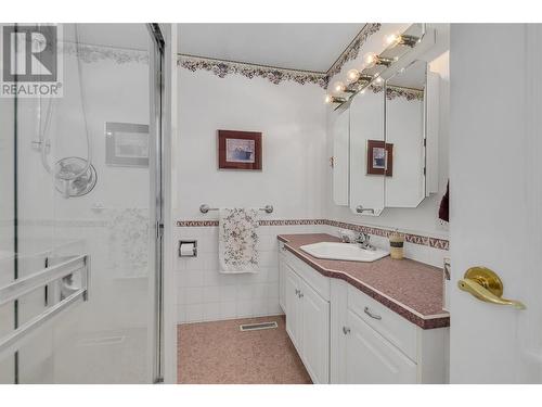 1980 Ethel Street, Kelowna, BC - Indoor Photo Showing Bathroom