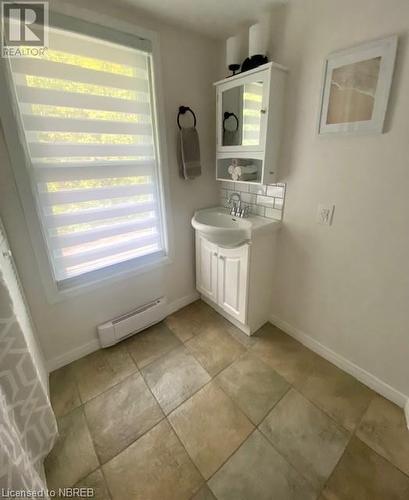 141 Fifth Avenue W, North Bay, ON - Indoor Photo Showing Bathroom