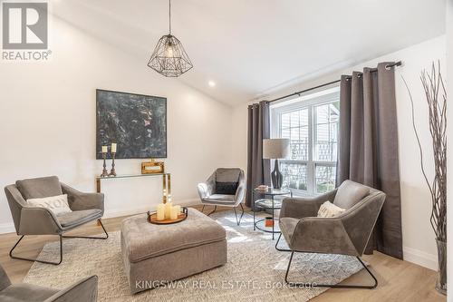 387 Mississauga Street, Niagara-On-The-Lake, ON - Indoor Photo Showing Living Room