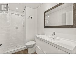 Modern, gleaming ensuite - 