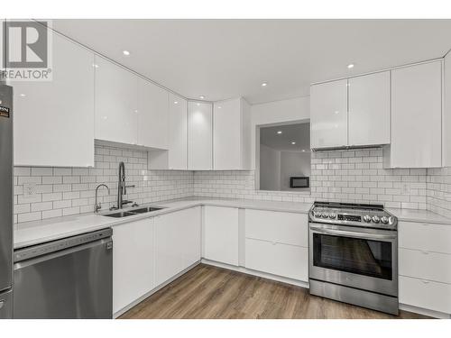 3000 Richter Street Unit# 21, Kelowna, BC - Indoor Photo Showing Kitchen With Double Sink With Upgraded Kitchen