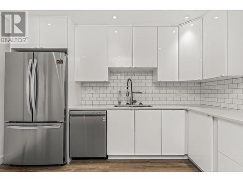 Modern and beautiful kitchen recently renovated to the Seller's exacting standards and fabulous taste - 3000 Richter Street Unit# 21, Kelowna, BC - Indoor Photo Showing Kitchen With Upgraded Kitchen