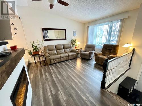 1230 Arnason Street N, Regina, SK - Indoor Photo Showing Living Room