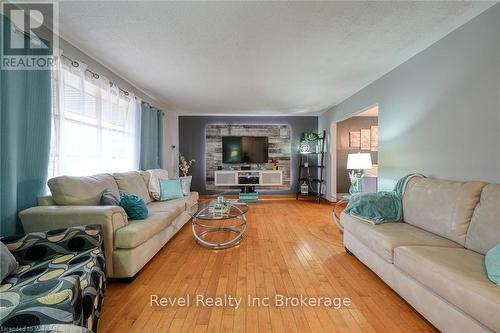 11 Golden Place, Ingersoll (Ingersoll - South), ON - Indoor Photo Showing Living Room