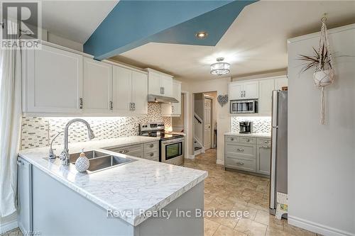 11 Golden Place, Ingersoll (Ingersoll - South), ON - Indoor Photo Showing Kitchen With Double Sink With Upgraded Kitchen