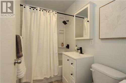 1316 Lincoln Road, Sudbury, ON - Indoor Photo Showing Bathroom