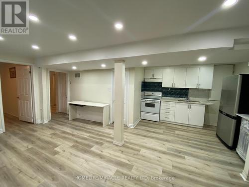 22 Cranberry Crescent, Brampton, ON - Indoor Photo Showing Kitchen