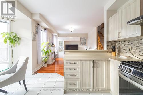 5562 Katy Gate, Mississauga, ON - Indoor Photo Showing Kitchen With Upgraded Kitchen