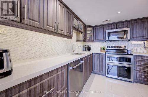 1706 - 350 Webb Drive, Mississauga, ON - Indoor Photo Showing Kitchen With Upgraded Kitchen