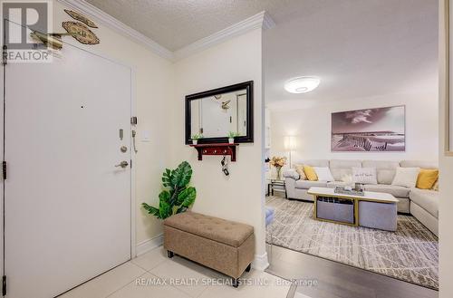 1706 - 350 Webb Drive, Mississauga, ON - Indoor Photo Showing Living Room