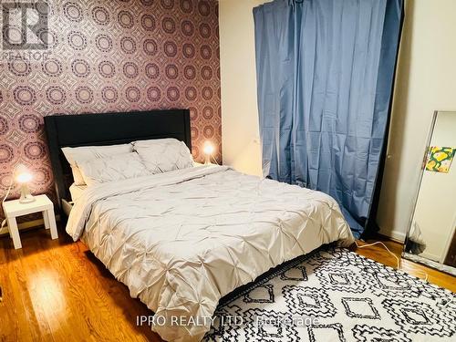 529 Vale Place, Oakville, ON - Indoor Photo Showing Bedroom