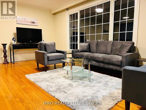 529 Vale Place, Oakville, ON - Indoor Photo Showing Living Room