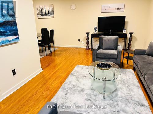 529 Vale Place, Oakville, ON - Indoor Photo Showing Living Room