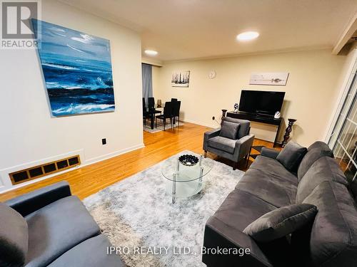 529 Vale Place, Oakville, ON - Indoor Photo Showing Living Room