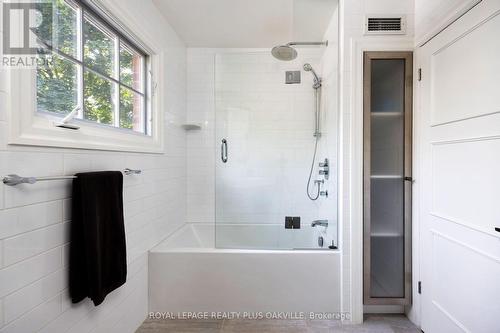 3020 First Street, Burlington, ON - Indoor Photo Showing Bathroom