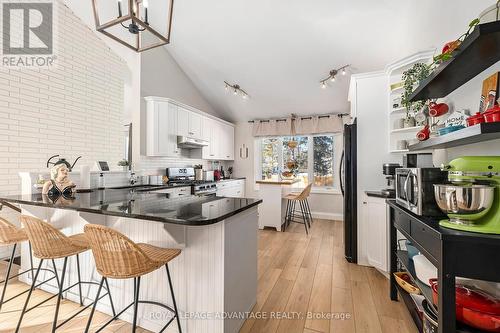 20 Glenview Crescent, Perth, ON - Indoor Photo Showing Kitchen With Upgraded Kitchen