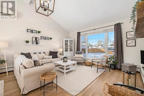 20 Glenview Crescent, Perth, ON - Indoor Photo Showing Living Room