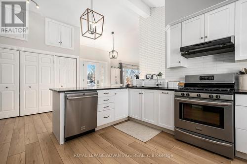 20 Glenview Crescent, Perth, ON - Indoor Photo Showing Kitchen With Upgraded Kitchen