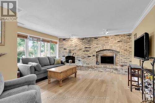 35 Cheviot Place, London, ON - Indoor Photo Showing Living Room With Fireplace