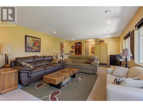 Spacious Family Room for entertaining. - 580 Denali Drive, Kelowna, BC - Indoor Photo Showing Living Room