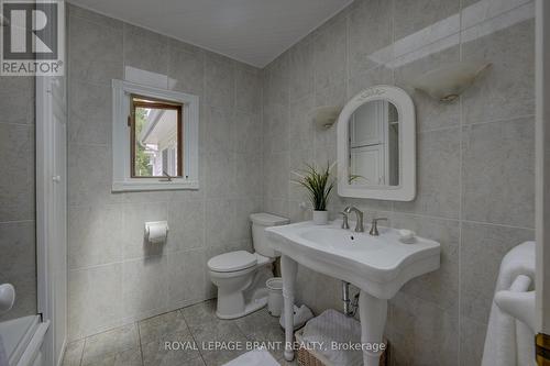 1164 Brantford, North Dumfries, ON - Indoor Photo Showing Bathroom