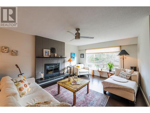 1745 Ridgewood Road, Nelson, BC - Indoor Photo Showing Living Room With Fireplace