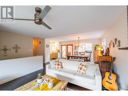 1745 Ridgewood Road, Nelson, BC - Indoor Photo Showing Living Room