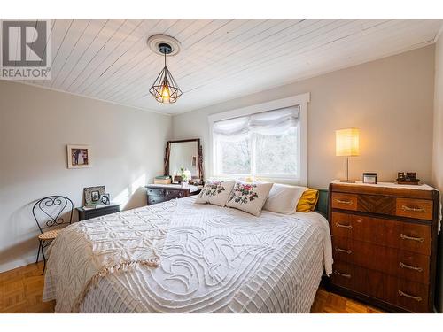 1745 Ridgewood Road, Nelson, BC - Indoor Photo Showing Bedroom