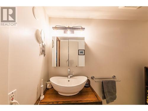 1745 Ridgewood Road, Nelson, BC - Indoor Photo Showing Bathroom