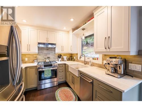 1745 Ridgewood Road, Nelson, BC - Indoor Photo Showing Kitchen