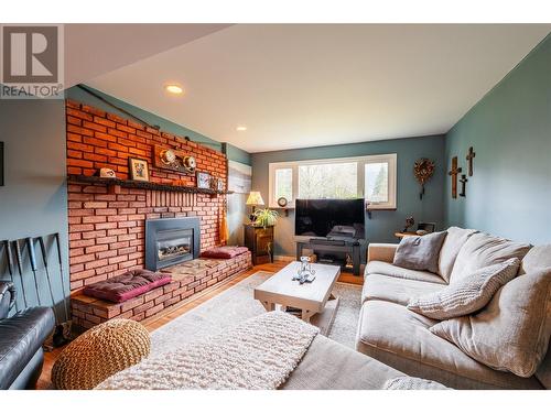 1745 Ridgewood Road, Nelson, BC - Indoor Photo Showing Living Room With Fireplace