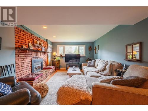 1745 Ridgewood Road, Nelson, BC - Indoor Photo Showing Living Room With Fireplace