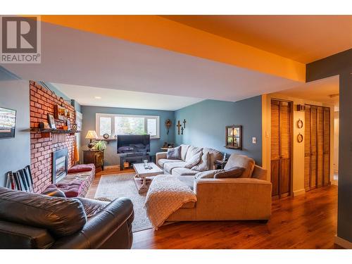 1745 Ridgewood Road, Nelson, BC - Indoor Photo Showing Living Room With Fireplace