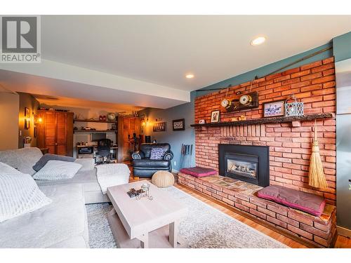 1745 Ridgewood Road, Nelson, BC - Indoor Photo Showing Living Room With Fireplace