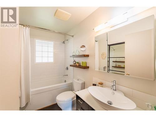 1745 Ridgewood Road, Nelson, BC - Indoor Photo Showing Bathroom