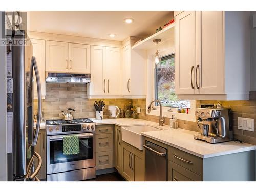 1745 Ridgewood Road, Nelson, BC - Indoor Photo Showing Kitchen