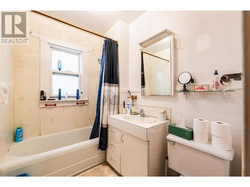 220-222 Vernon Street, Nelson, BC - Indoor Photo Showing Bathroom