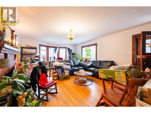 220-222 Vernon Street, Nelson, BC - Indoor Photo Showing Living Room