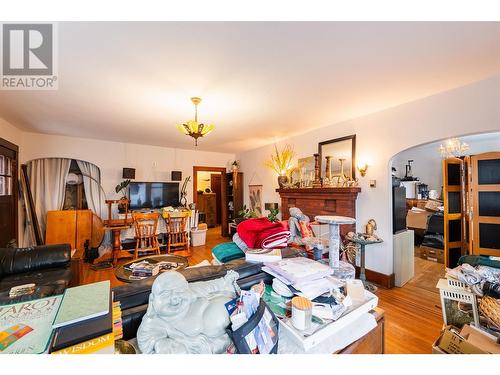 220-222 Vernon Street, Nelson, BC - Indoor Photo Showing Living Room