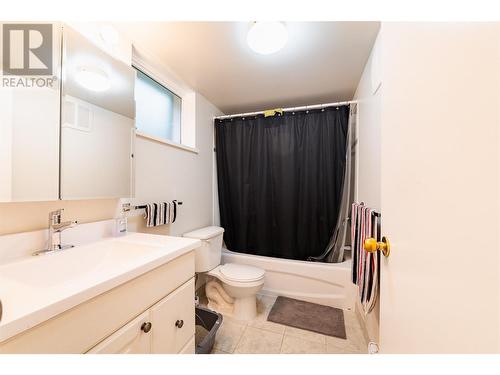 220-222 Vernon Street, Nelson, BC - Indoor Photo Showing Bathroom