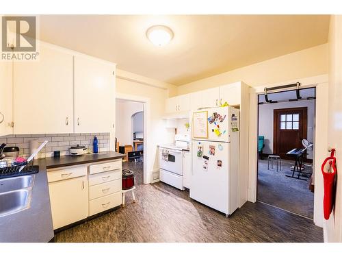 220-222 Vernon Street, Nelson, BC - Indoor Photo Showing Kitchen