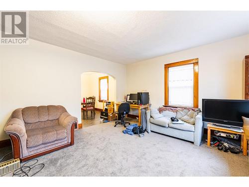 220-222 Vernon Street, Nelson, BC - Indoor Photo Showing Living Room