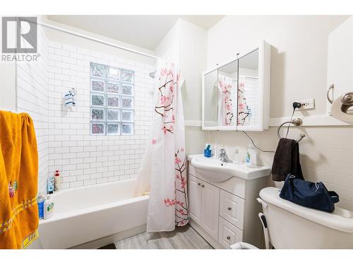 220-222 Vernon Street, Nelson, BC - Indoor Photo Showing Bathroom